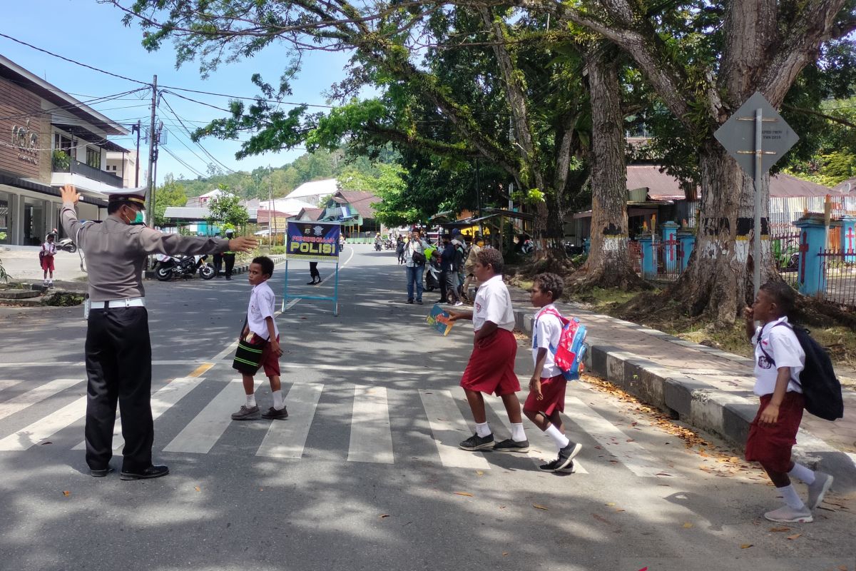 Polantas Manokwari Edukasi Pelajar SD Taat Aturan Lalulintas