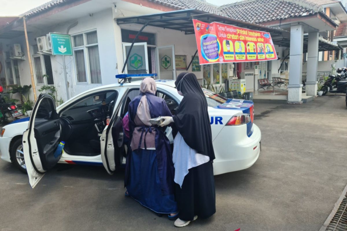 Anggota PJR Palikanci bantu seorang ibu melahirkan di mobil patroli