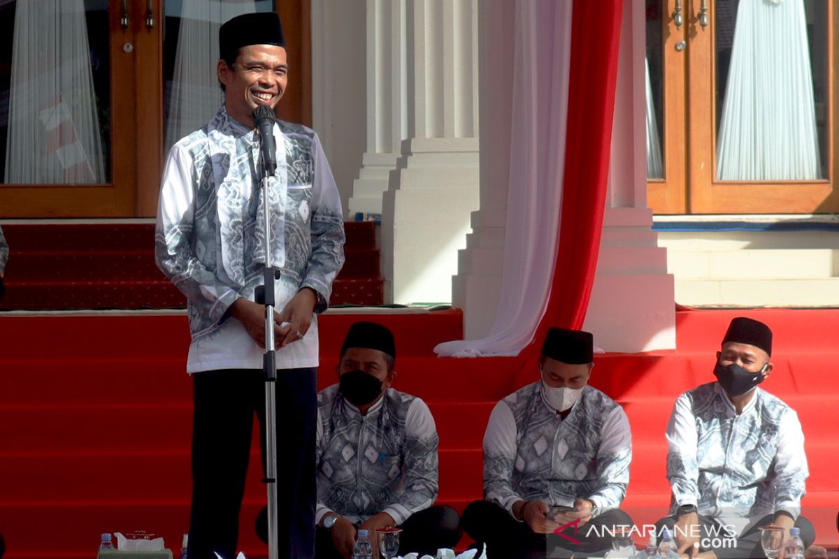 UAS pakai sasirangan khas Tapin bermotif  kebudayaan Dayak saat ceramah