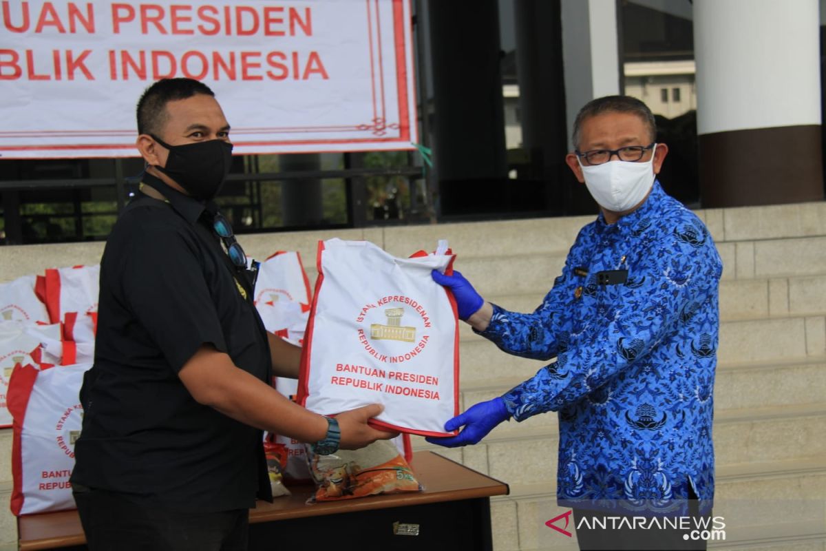 Sutarmidji salurkan 5.000 paket sembako dari Presiden