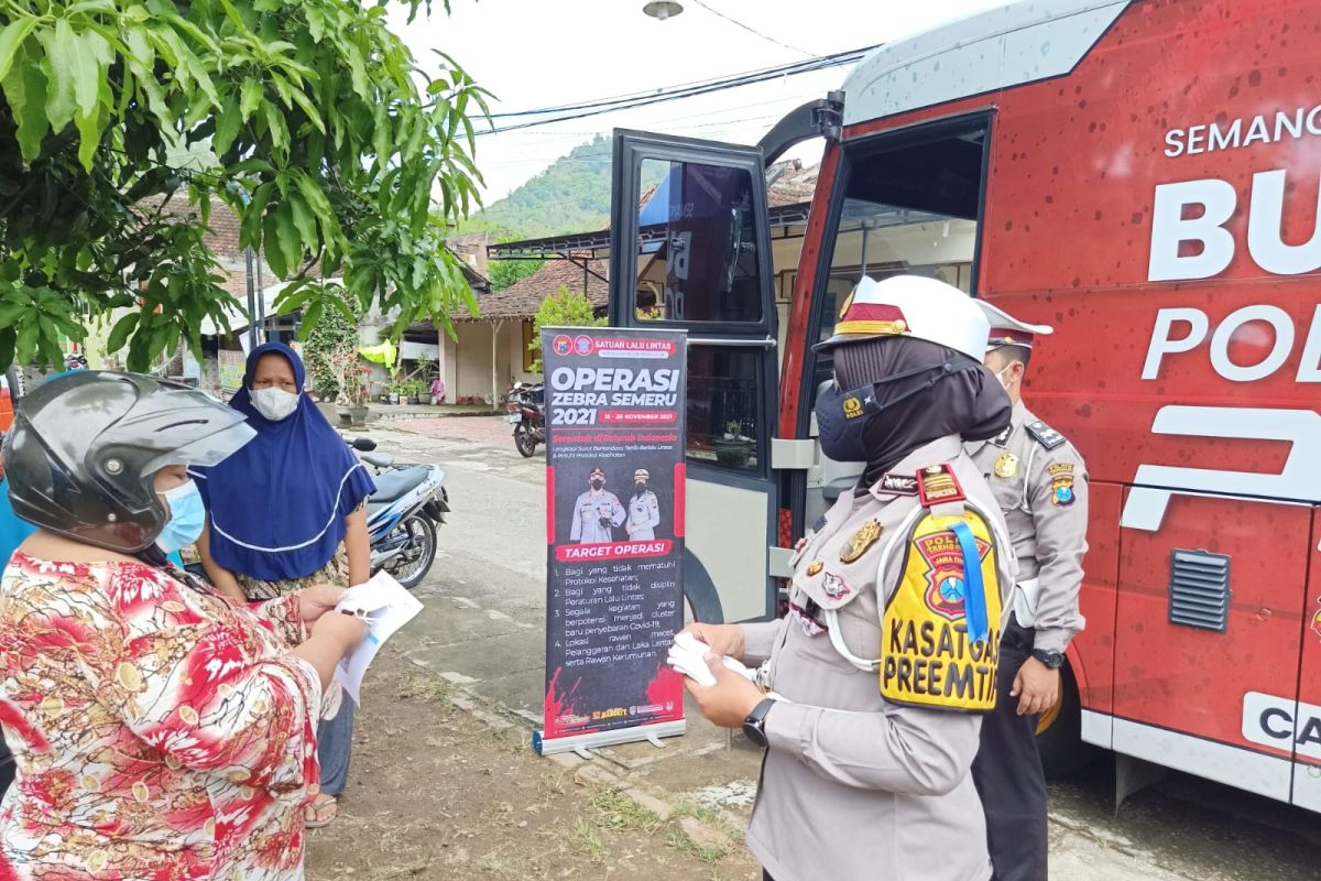 Polres Trenggalek bagikan ribuan masker kepada peserta vaksinasi