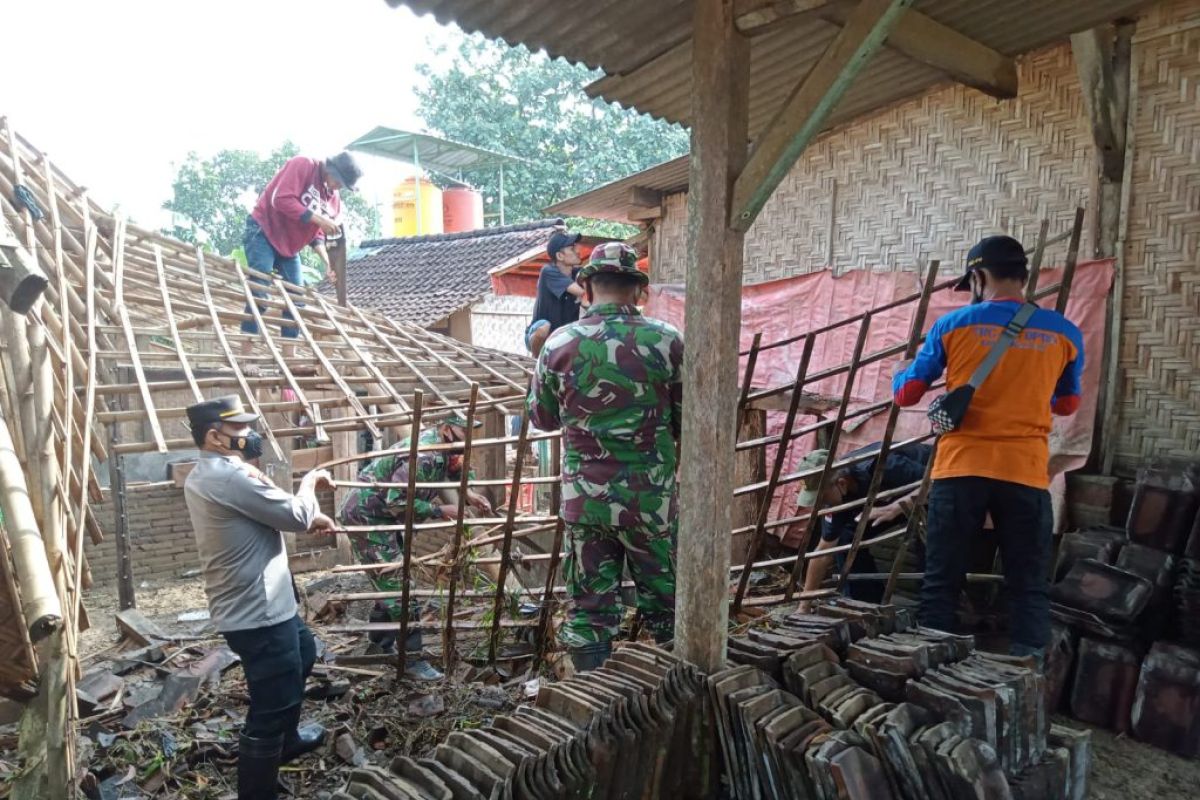 Dua rumah warga Trenggalek rusak diterjang longsor