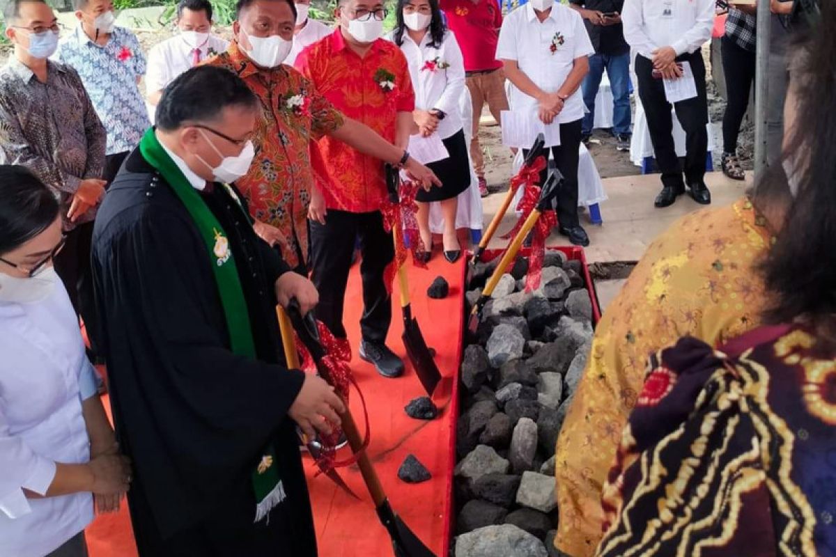 Gubernur Sulut-wali-wawali Manado letakan batu pertama kanisah GMIM Sakobar