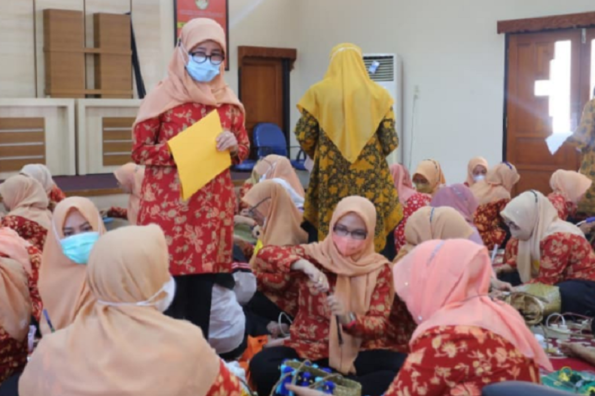 DWP Provinsi Jambi gelar lomba ekonomi kreatif menghias tas anyaman