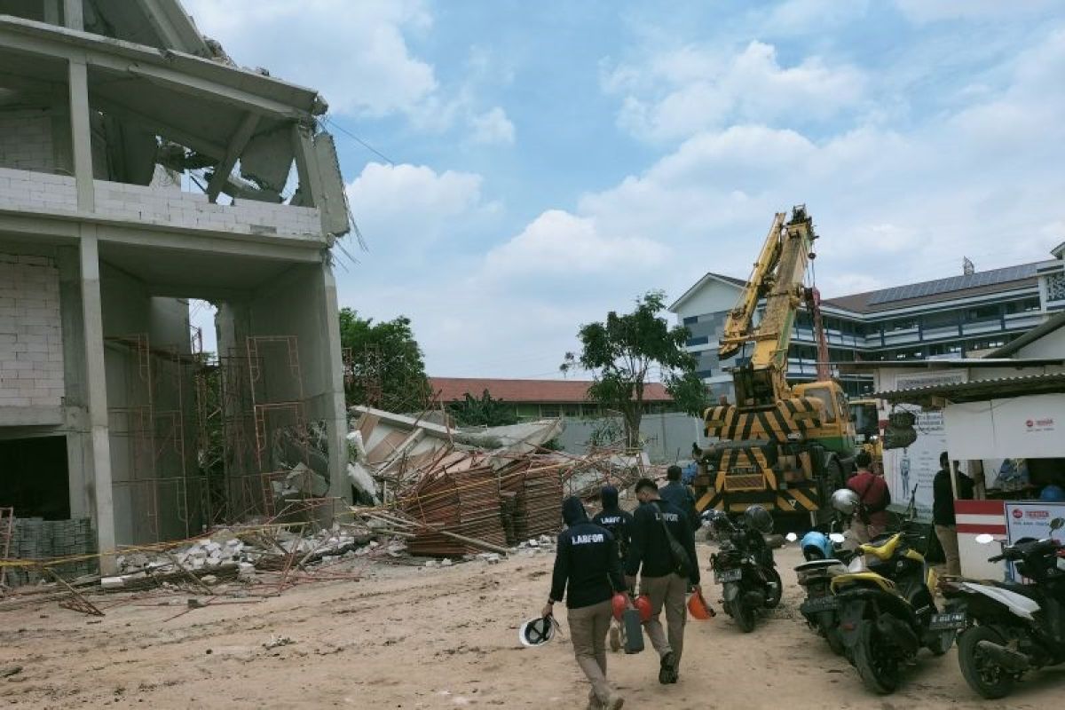 Puslabfor Mabes Polri datangi lokasi robohnya gedung SMAN 96, Cengkareng, Jakbar