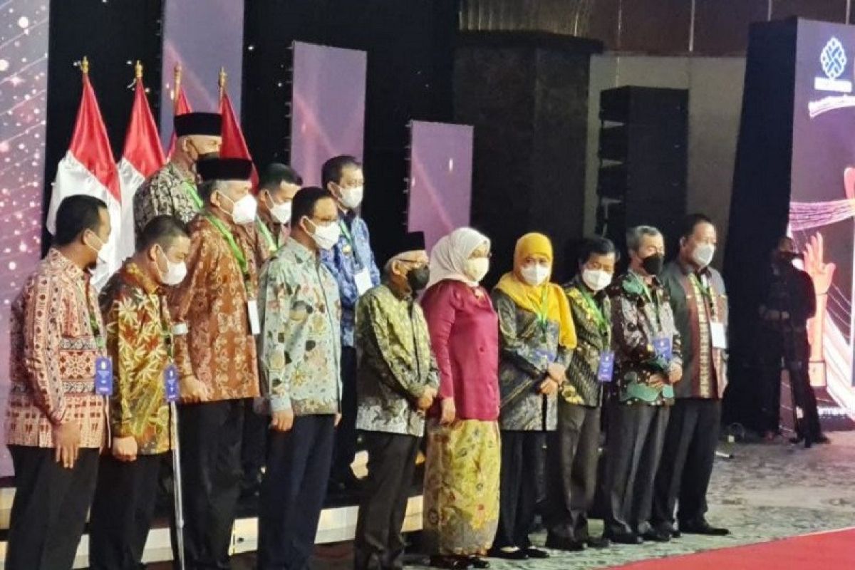 Wapres Ma'ruf Amin serahkan penghargaan Paramakarya 2021 kepada 12 gubernur