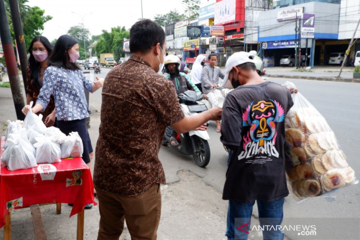 PWK Kanwil Bea Cukai Banten bagikan sembako pada PPNPN