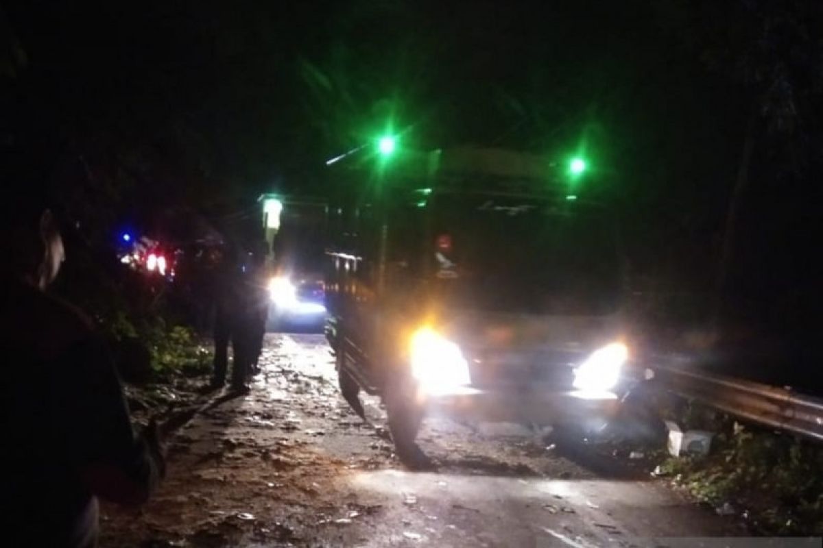 Ruas jalan Kelok 44 Agam sudah bisa dilalui kendaraan