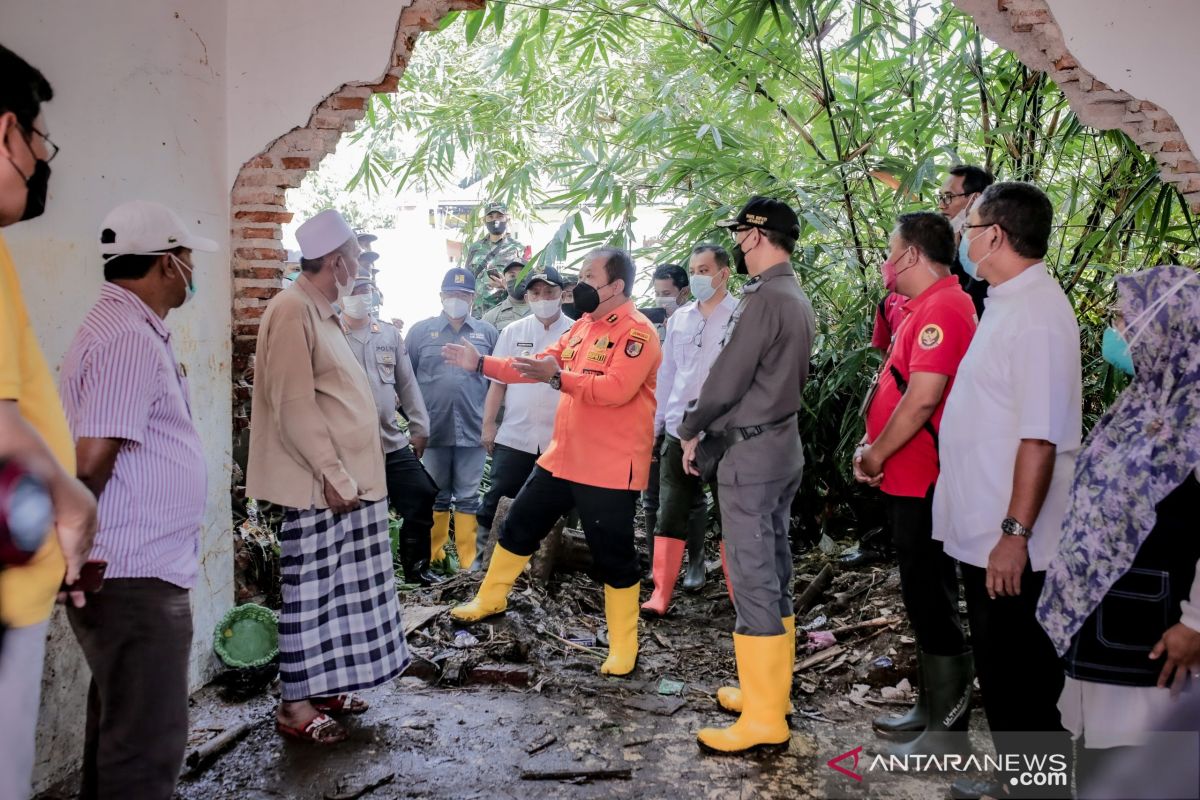 Bupati Jember tinjau ponpes yang dindingnya jebol diterjang banjir