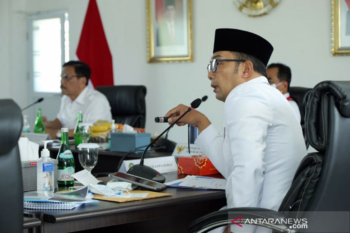 Ridwan Kamil pastikan UMP 2022 Jabar naik