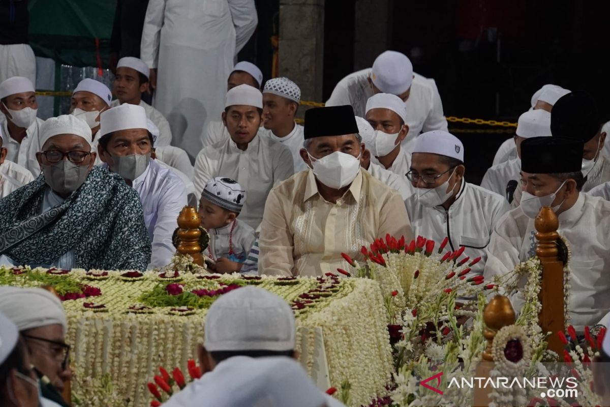 Hujan deras warnai suasana peringatan 100 hari wafatnya Guru Kapuh