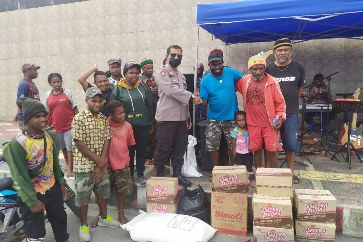 Kapolres Jayawijaya bantu korban bencana alam di Yahukimo