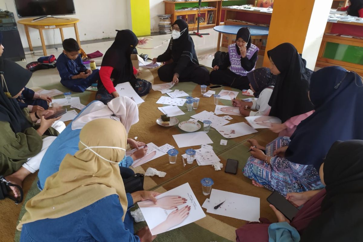 Dispusip Tanah Laut gelar seni lukis henna