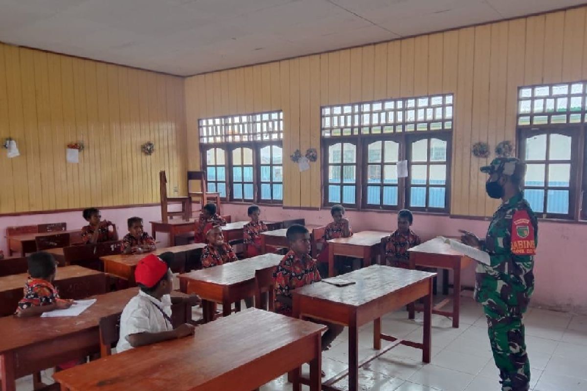 TNI bantu mengajar siswa SD YPPK Deiyai Papua