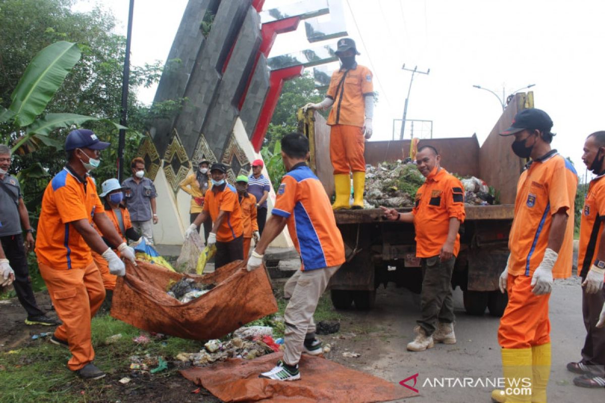 DLH dibantu TPI dan warga Metro Utara bersihkan sampah di gapura perbatasan