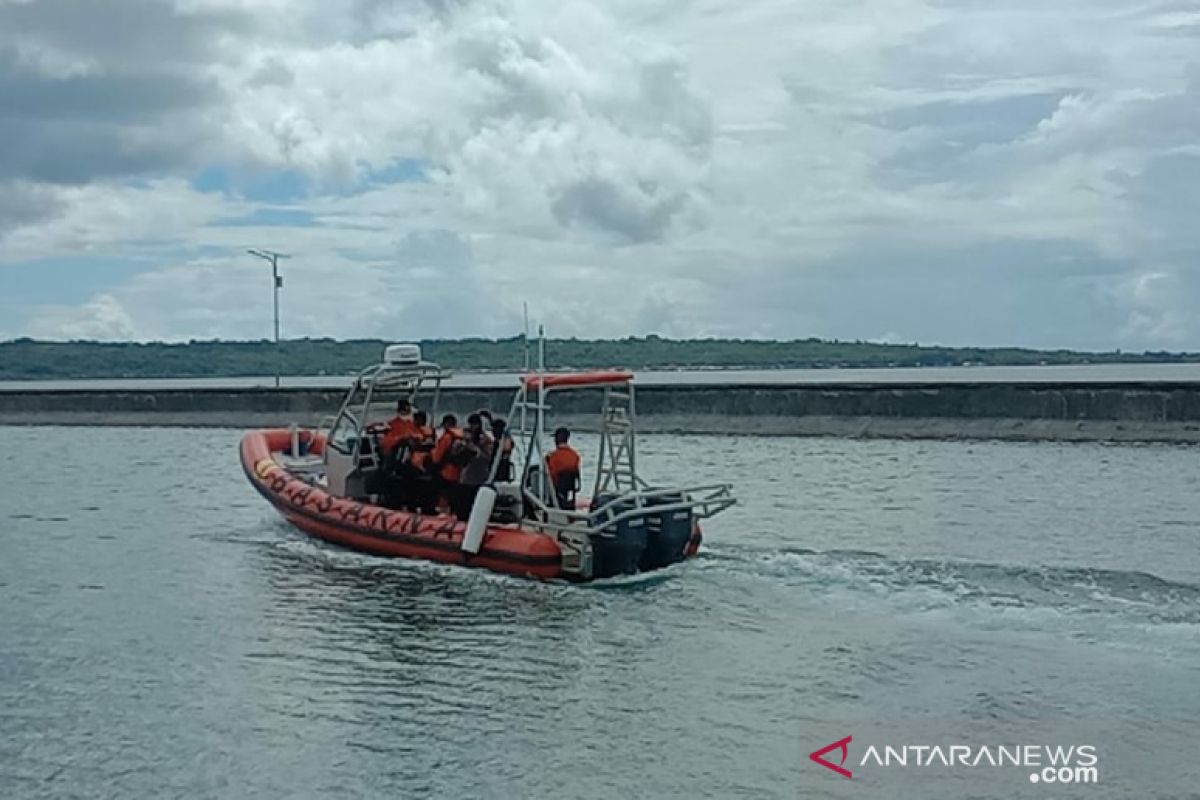 Basarnas evakuasi kapal Kejari  yang mengalami mati mesin di Wakatobi