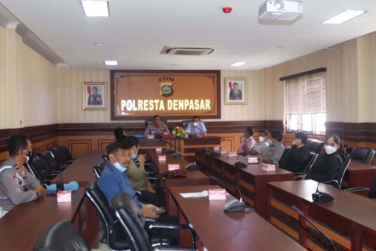 Polresta Denpasar panggil pedagang seragam terkait WNA berseragam Polri