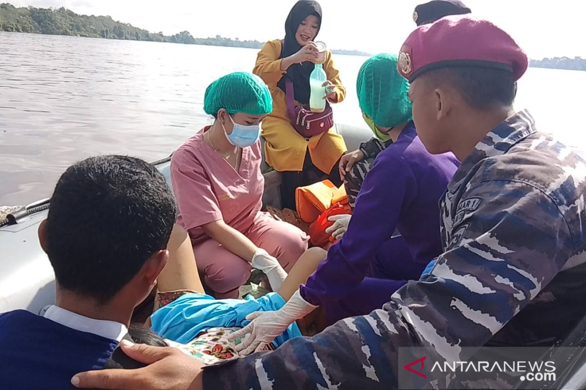 Bayi lahir di perahu karet TNI AL di Sungai Kapuas