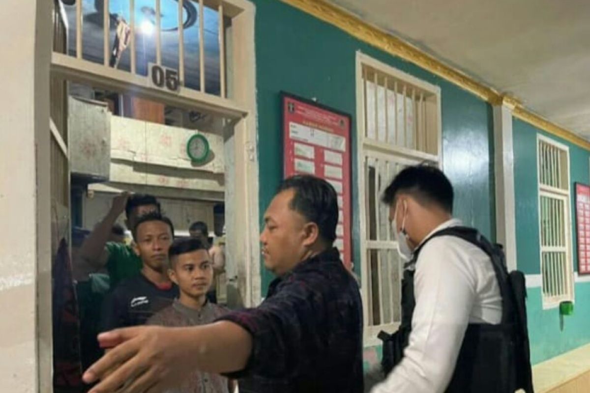 Petugas Lapas Rajabasa Lampung razia dan tes urine dadakan terhadap napi