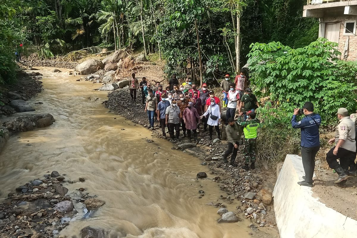 Menyisiri Sungai ke lokasi bencana, Mensos Risma antar bantuan kemanusiaan ke lereng Sibolangit