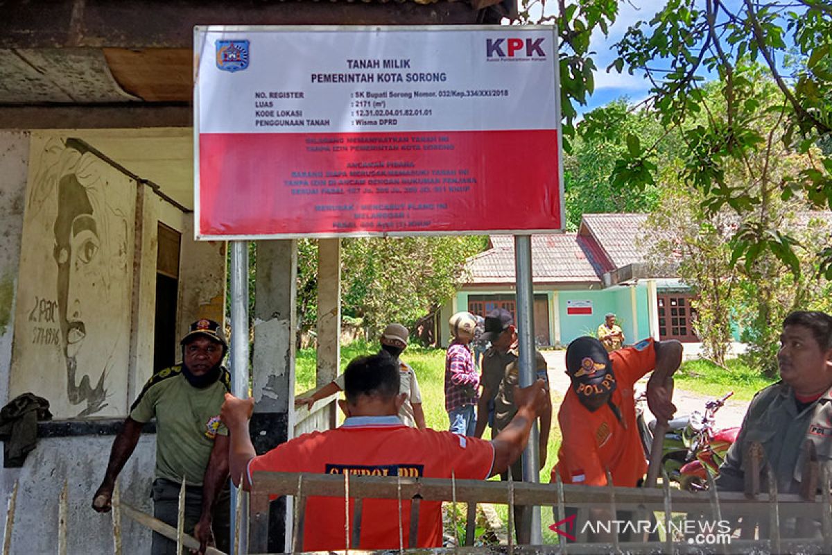 KPK pasang papan pemberitahuan tiga aset negara di Kota Sorong