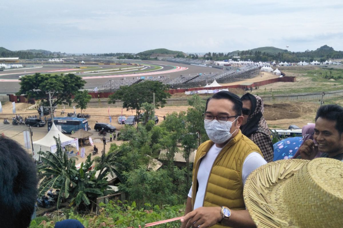 Ridwan Kamil nonton balapan dari bukit "viral" Mandalika