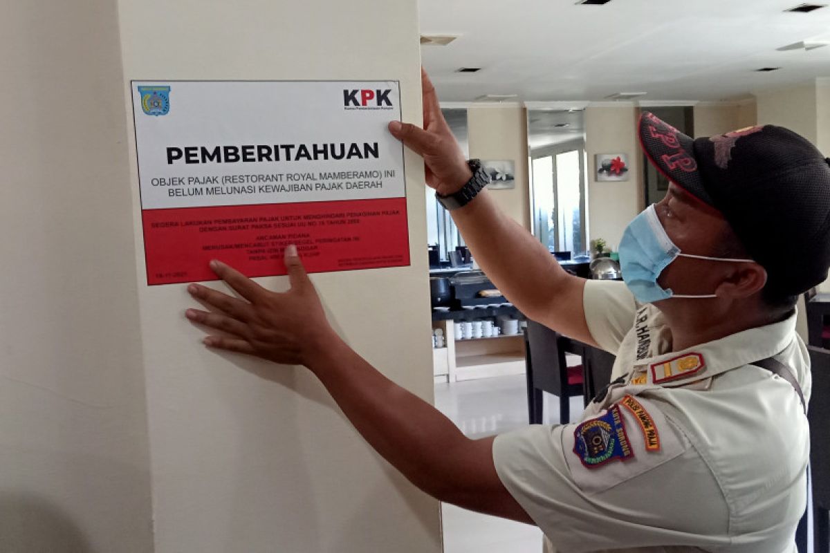 KPK pasang stiker tunggakan pajak enam hotel di Kota Sorong