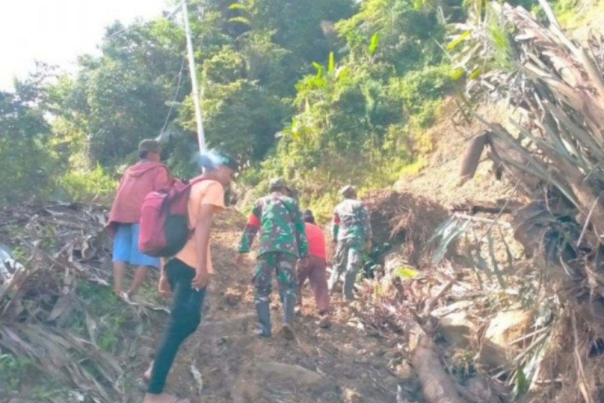 Personel Kodim Mamuju bersihkan material longsor di Marano