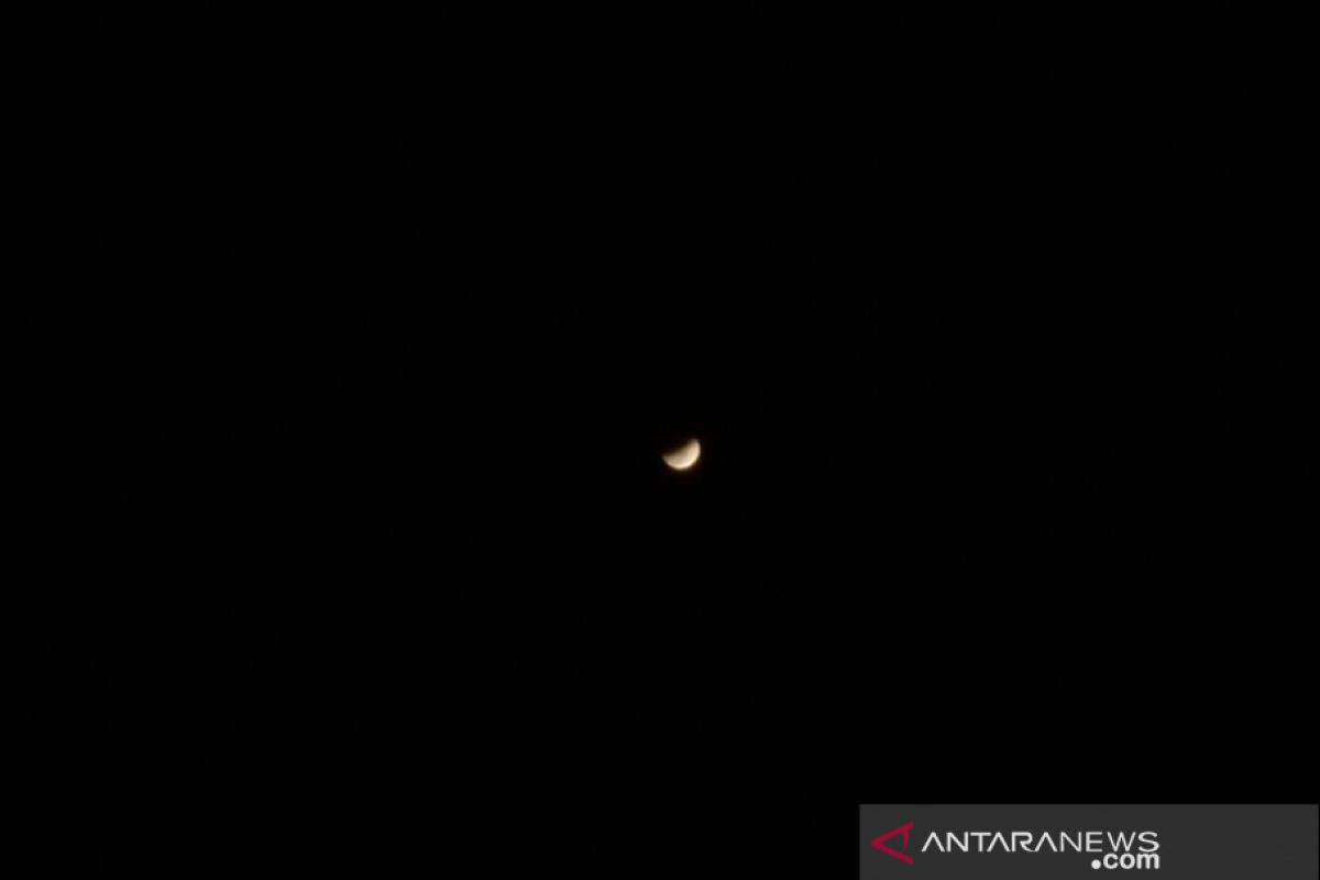 Puncak gerhana bulan sebagian terlihat jelas di langit Manokwari