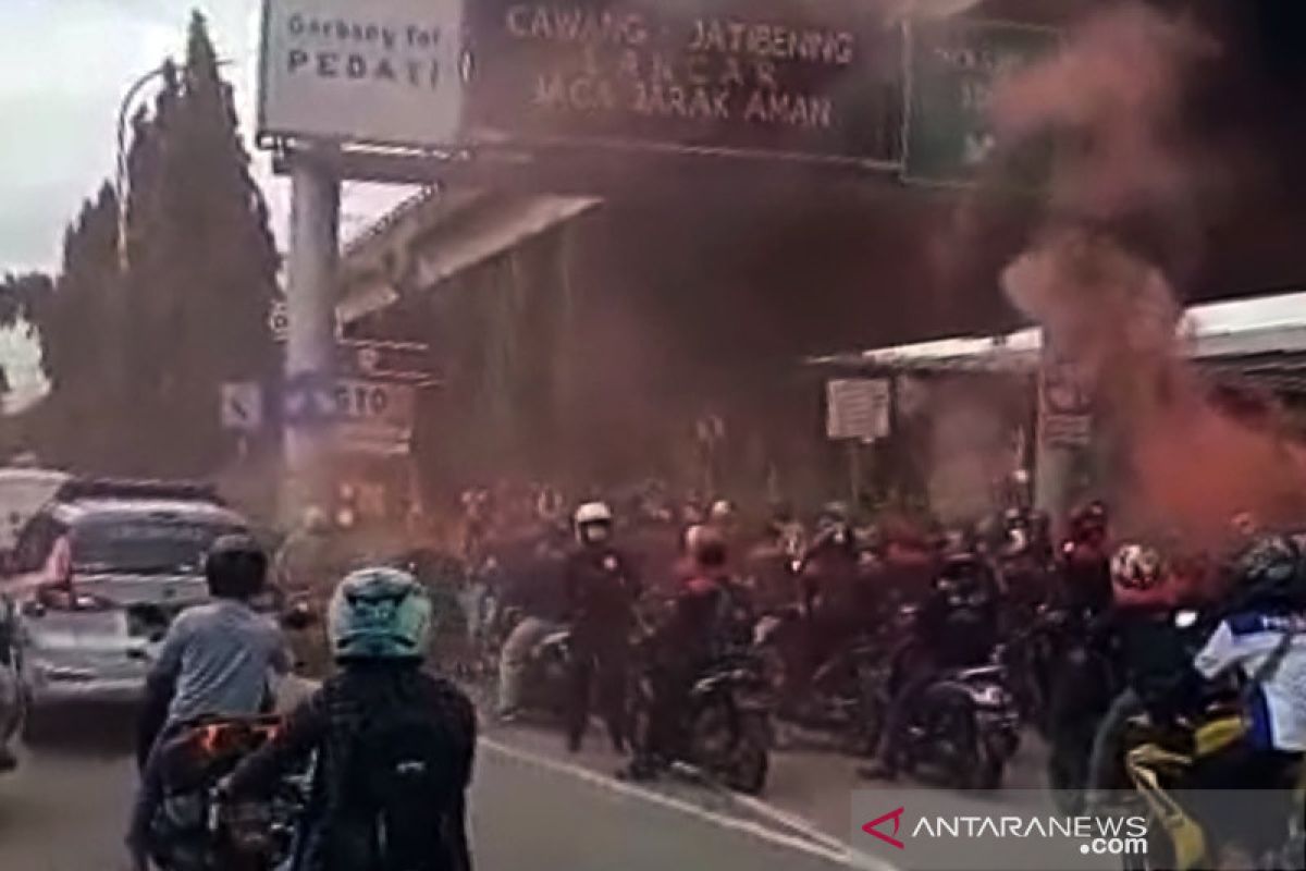 Tuntut Kenaikan Upah, Massa Buruh Mencoba Terobos Tol Pedati Jaktim ...