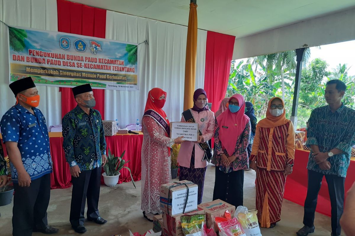 Anak PAUD Kubu Raya ikut menyumbang untuk korban banjir