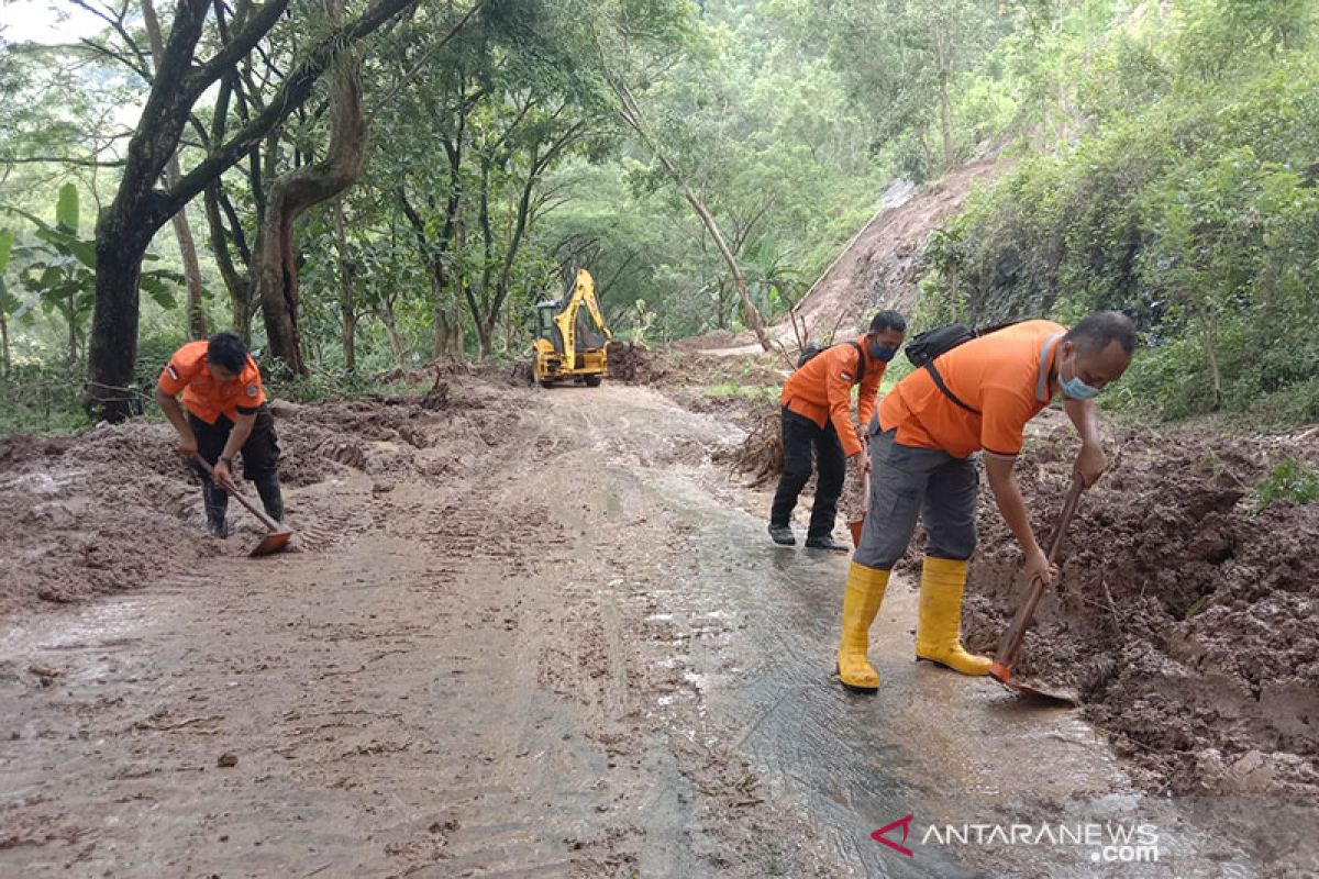 Terjebak longsor di Waduk Wonorejo, puluhan wisatawan dievakuasi