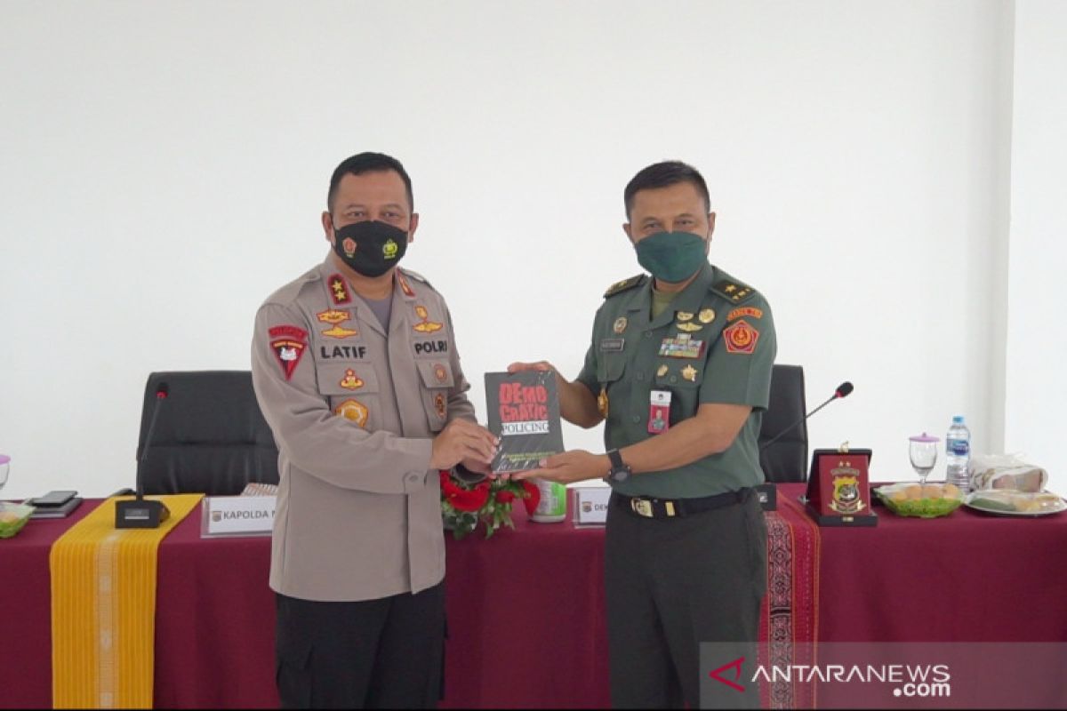 Kapolda NTT sumbangkan ratusan buku untuk Unhan RI di perbatasan