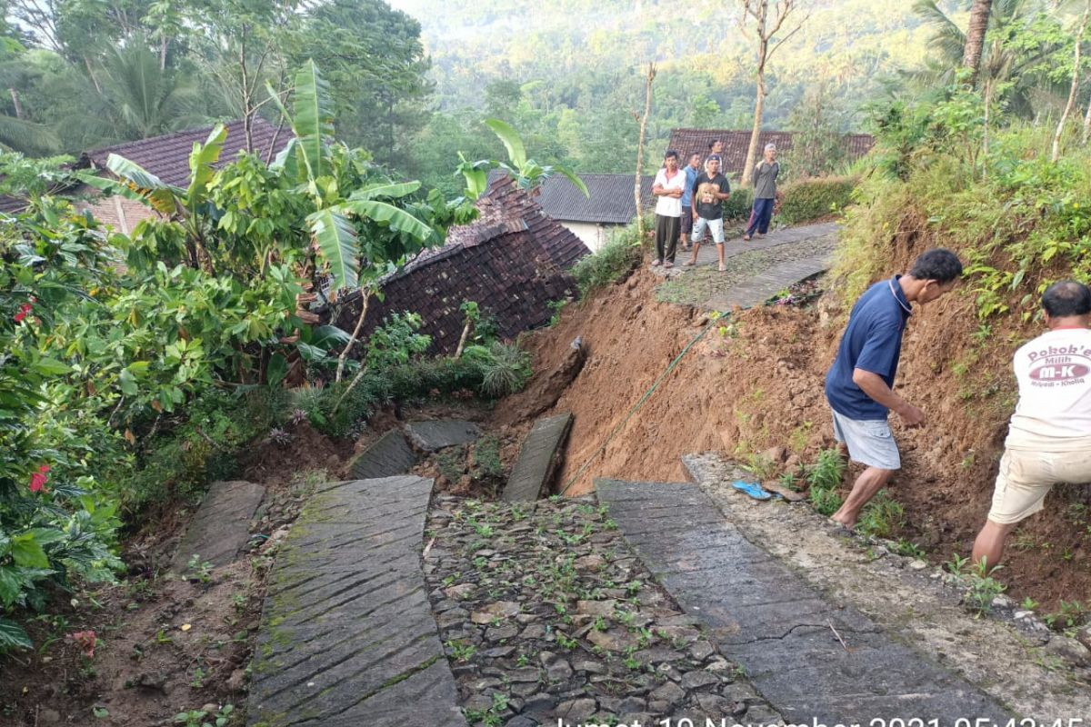 Longsor memutus jalan desa di Trenggalek