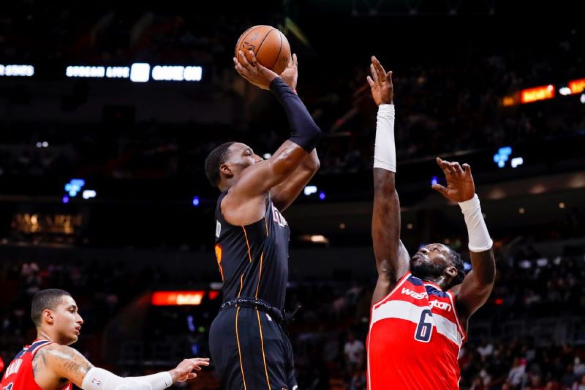Jimmy Butler mendorong Heat menang mudah atas Wizards