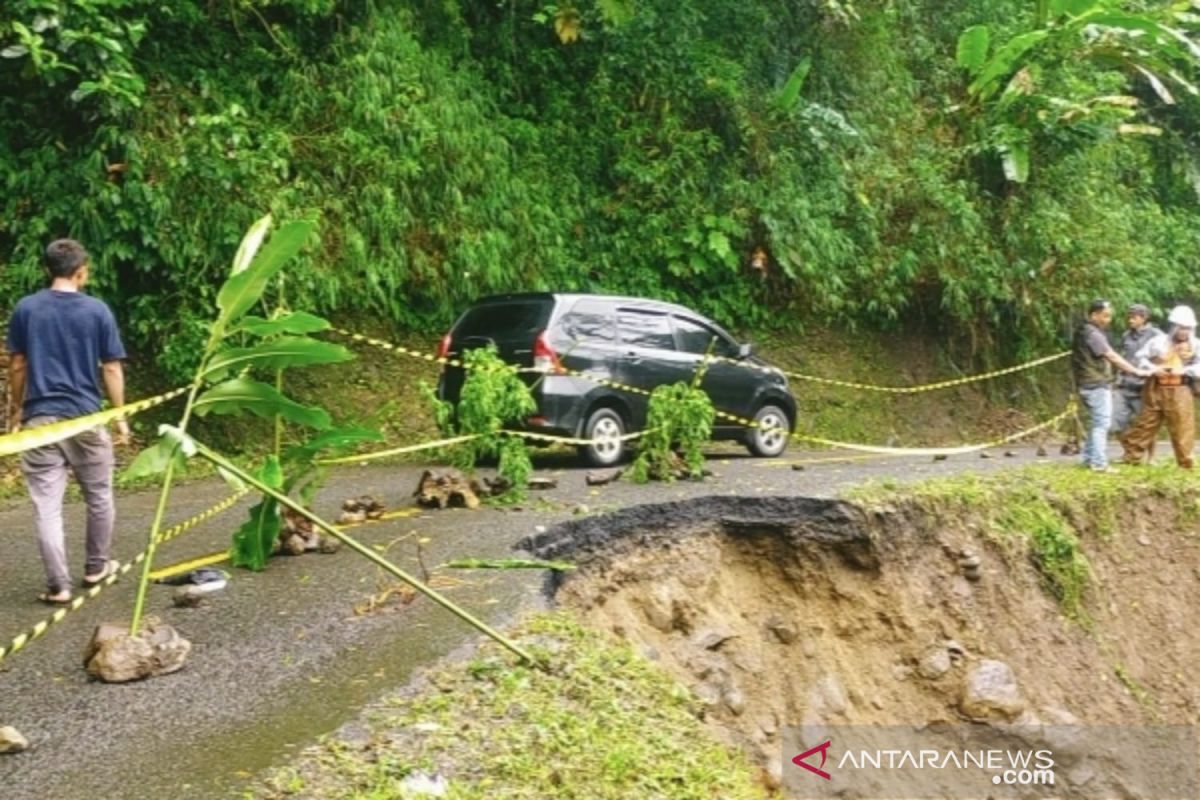 Jalan penghubung antar kabupaten di Naringgul-Cianjur amblas