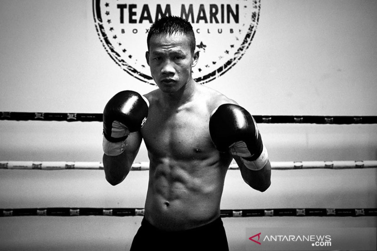 Daud Yordan tampil nyentrik saat menang TKO atas petinju Thailand