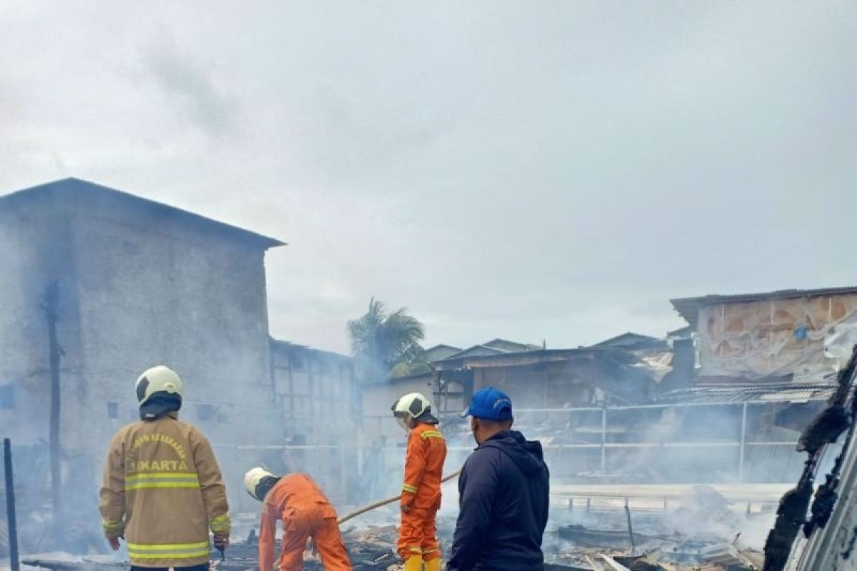 Empat unit rumah dan satu musholla di Jakarta Barat ludes terbakar