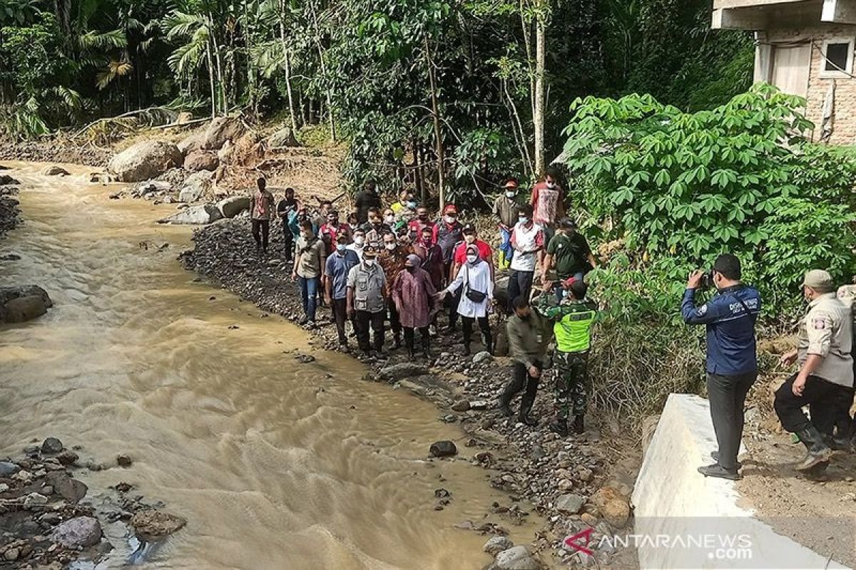 Mensos Tri Rismaharini antar bantuan kemanusiaan ke lereng Sibolangit