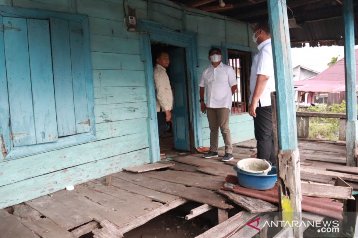 Anggota DPR RI salurkan bantuan renovasi rumah di Kota Pariaman