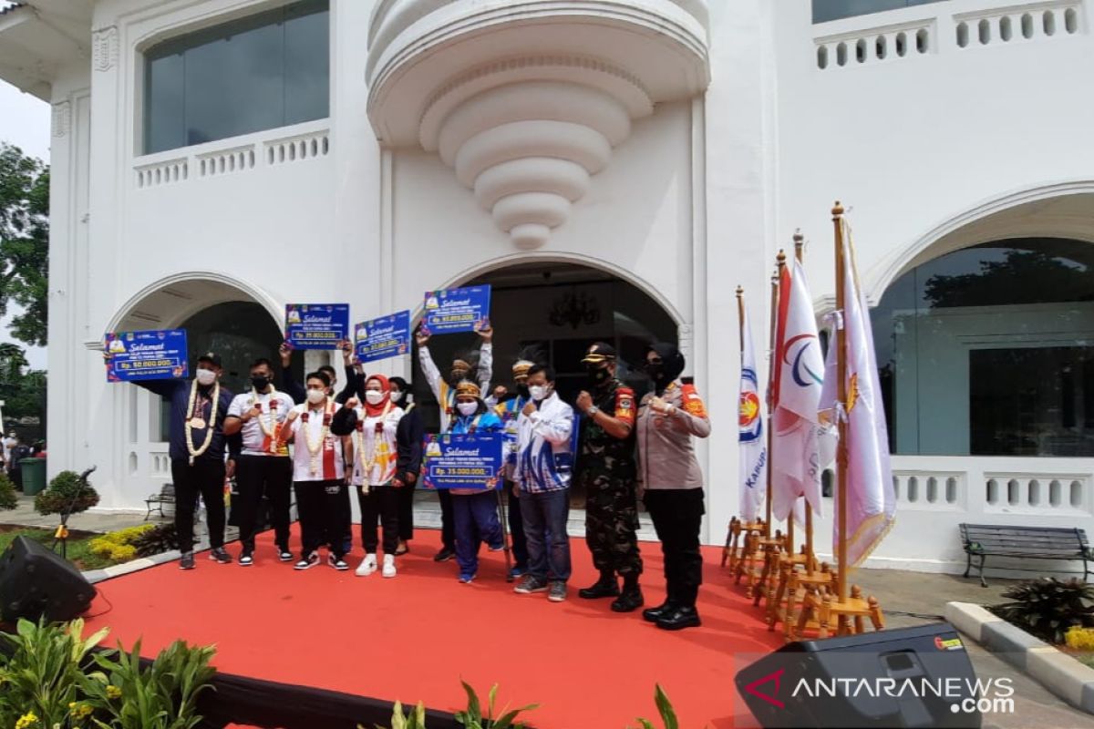 Istri Wabup Bekasi beri bonus atlet peraih medali PON-Peparnas Papua