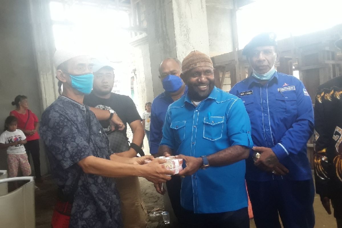 Waket Demokrat Papua RHP berikan bantuan pembangunan Masjid Arafah Rp100 juta