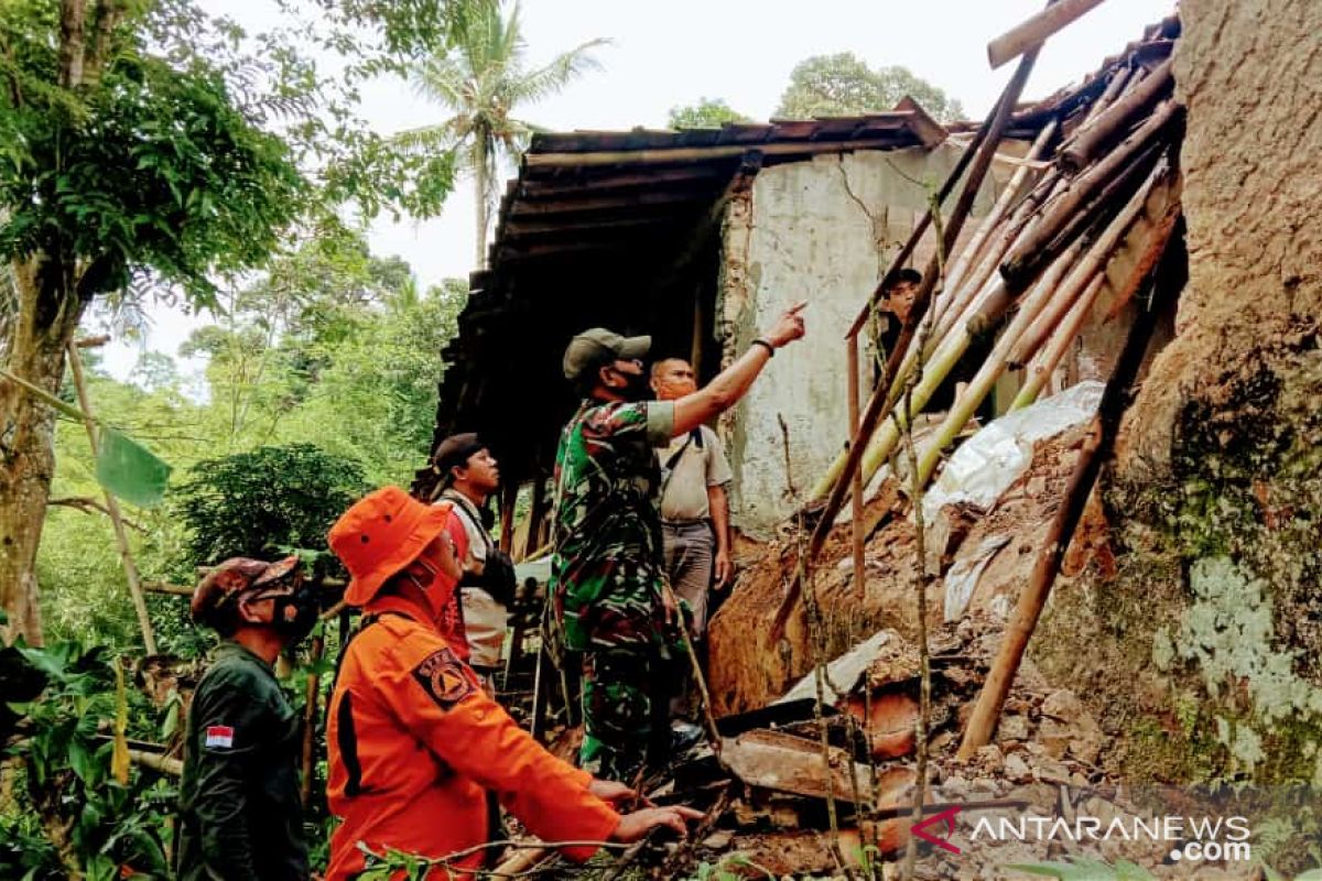 Angin kencang dan banjir rusak rumah warga dan fasilitas umum di Sukabumi