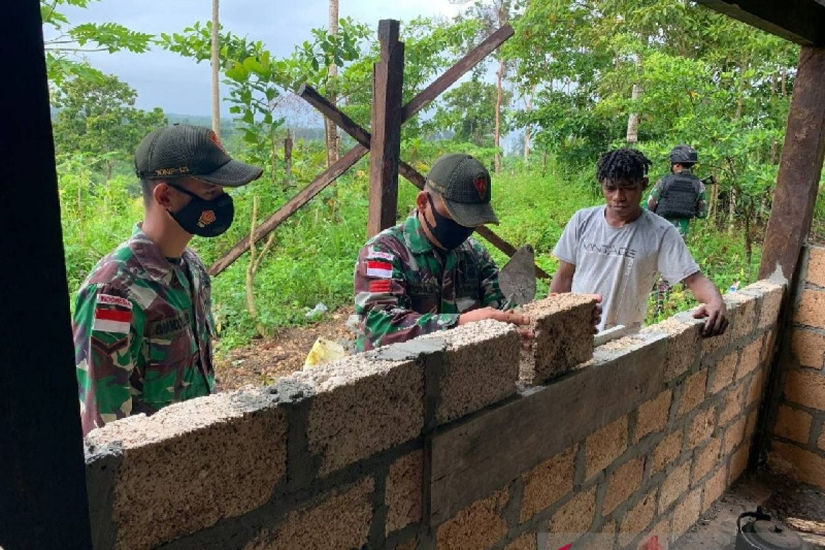 Satgas TNI Yonif 131 bantu renovasi rumah warga perbatasan RI-PNG