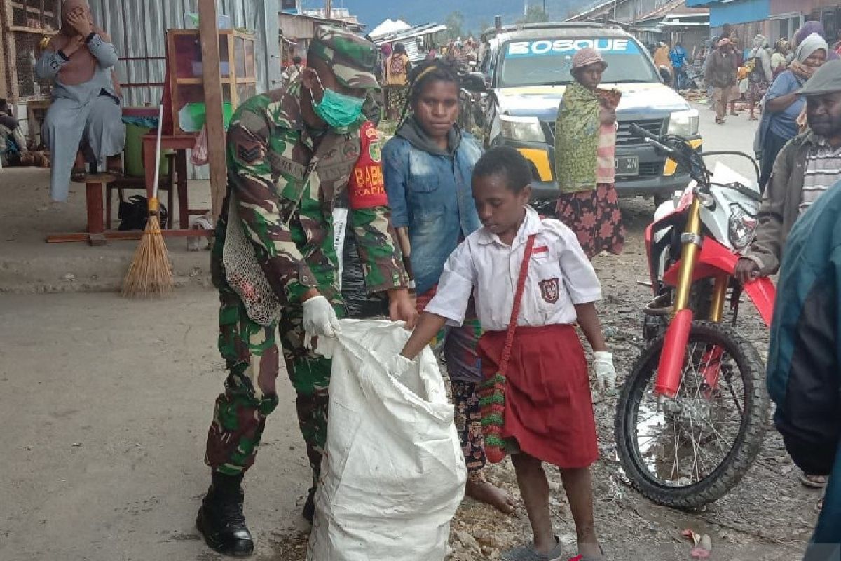 TNI bersama warga bersihkan pasar Waghete Deiyai Papua