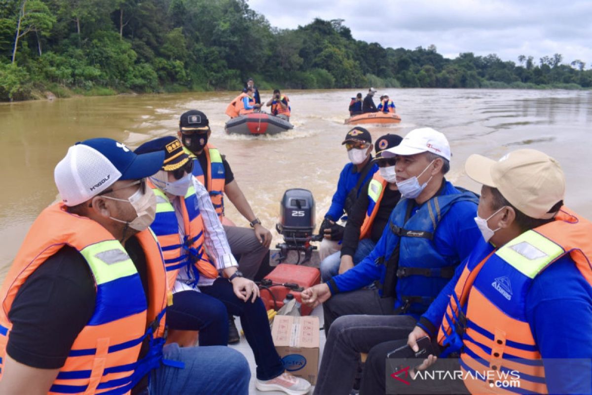 Bupati Inhu susur Sungai Indragiri petakan titik rawan longsor