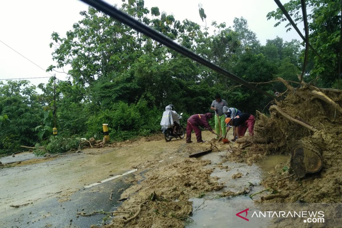 Petugas evakuasi material longsor di Waru Pamekasan