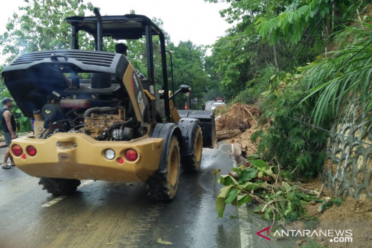 BPBD Pamekasan datangkat alat berat ke lokasi longsor