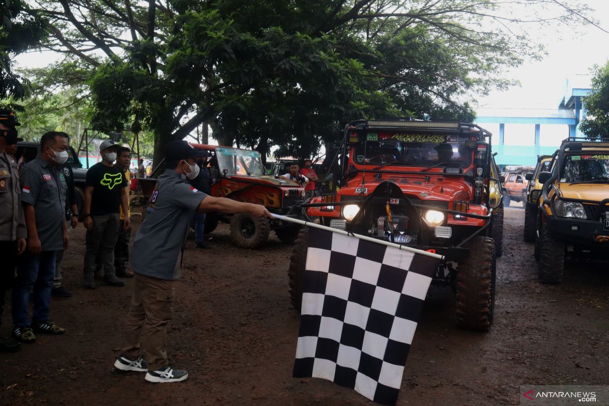 Offroader Kalimantan meriahkan HUT Tapin ke 56