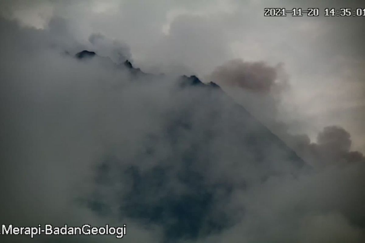 Gunung Merapi meluncurkan awan panas guguran sejauh 1,8 kilometer